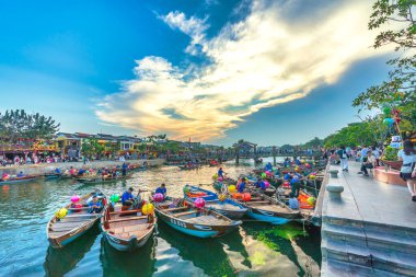 Hoi An, Vietnam - 16 Nisan 2024: Hoi An 'ın nehir kıyısındaki antik şehir manzarası, klasik binalar. Burası, karışık kültür ve mimarisi ile ünlü Dünya Kültür Mirası Bölgesi..