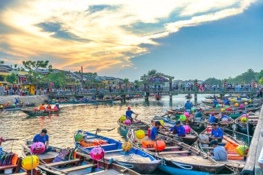 Hoi An, Vietnam - 16 Nisan 2024: Hoi An 'ın nehir kıyısındaki antik şehir manzarası, klasik binalar. Burası, karışık kültür ve mimarisi ile ünlü Dünya Kültür Mirası Bölgesi..