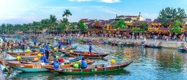 Hoi An, Vietnam - 16 Nisan 2024: Hoi An 'ın nehir kıyısındaki antik şehir manzarası, klasik binalar. Burası, karışık kültür ve mimarisi ile ünlü Dünya Kültür Mirası Bölgesi..