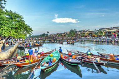 Hoi An, Vietnam - 16 Nisan 2024: Hoi An 'ın nehir kıyısındaki antik şehir manzarası, klasik binalar. Burası, karışık kültür ve mimarisi ile ünlü Dünya Kültür Mirası Bölgesi..