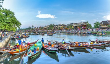 Hoi An, Vietnam - 16 Nisan 2024: Hoi An 'ın nehir kıyısındaki antik şehir manzarası, klasik binalar. Burası, karışık kültür ve mimarisi ile ünlü Dünya Kültür Mirası Bölgesi..