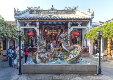 Hoi An, Vietnam - 17 Nisan 2024: Turistler, Hoi An, Vietnam 'daki Quang Trieu Pagoda veya Kanton Meclis Salonu olarak da bilinen antik pagoda' yı ziyaret ettiler.