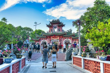 Hoi An, Vietnam - 17 Nisan 2024: Turistler, Hoi An, Vietnam 'daki Quang Trieu Pagoda veya Kanton Meclis Salonu olarak da bilinen antik pagoda' yı ziyaret ettiler.