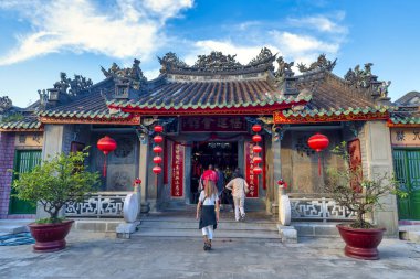 Hoi An, Vietnam - 17 Nisan 2024: Turistler, Hoi An, Vietnam 'daki Quang Trieu Pagoda veya Kanton Meclis Salonu olarak da bilinen antik pagoda' yı ziyaret ettiler.