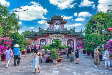 Hoi An, Vietnam - 17 Nisan 2024: Turistler, Hoi An, Vietnam 'daki Quang Trieu Pagoda veya Kanton Meclis Salonu olarak da bilinen antik pagoda' yı ziyaret ettiler.