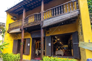 Hoi An, Vietnam - 17 Nisan 2024: Hoi An kasabasındaki eski binalar, restoranlar veya giyim mağazaları olarak yeniden dekore edilen binalar, 1999 'dan bu yana UNESCO' nun eski tarihi kasabası UNESCO Dünya Mirası.