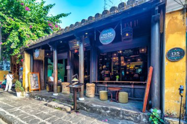 Hoi An, Vietnam - 17 Nisan 2024: Hoi An kasabasındaki eski binalar, restoranlar veya giyim mağazaları olarak yeniden dekore edilen binalar, 1999 'dan bu yana UNESCO' nun eski tarihi kasabası UNESCO Dünya Mirası.