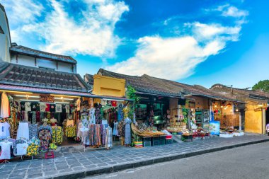 Hoi An, Vietnam - 17 Nisan 2024: Hoi An kasabasındaki eski binalar, restoranlar veya giyim mağazaları olarak yeniden dekore edilen binalar, 1999 'dan bu yana UNESCO' nun eski tarihi kasabası UNESCO Dünya Mirası.