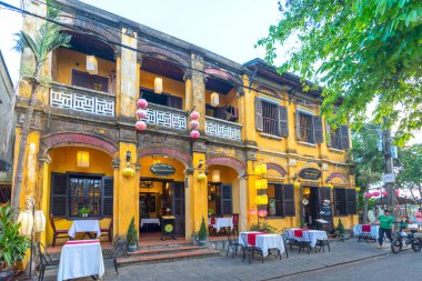 Hoi An, Vietnam - 17 Nisan 2024: Hoi An kasabasındaki eski binalar, restoranlar veya giyim mağazaları olarak yeniden dekore edilen binalar, 1999 'dan bu yana UNESCO' nun eski tarihi kasabası UNESCO Dünya Mirası.
