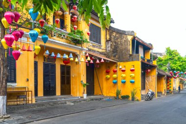 Hoi An, Vietnam - 17 Nisan 2024: Hoi An kasabasındaki eski binalar, restoranlar veya giyim mağazaları olarak yeniden dekore edilen binalar, 1999 'dan bu yana UNESCO' nun eski tarihi kasabası UNESCO Dünya Mirası.