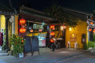 Hoi An, Vietnam - 17 Nisan 2024: Hoi An kasabasındaki eski binalar, restoranlar veya giyim mağazaları olarak yeniden dekore edilen binalar, 1999 'dan bu yana UNESCO' nun eski tarihi kasabası UNESCO Dünya Mirası.