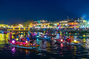 Hoi An, Vietnam - 17 Nisan 2024: Thu Bon Nehri 'nin Nightscape' i ve Hoi 'deki eski binalar UNESCO Dünya Mirası Bölgesi