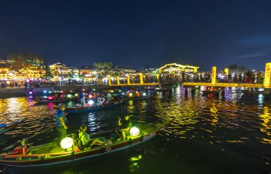 Hoi An, Vietnam - 17 Nisan 2024: Thu Bon Nehri 'nin Nightscape' i ve Hoi 'deki eski binalar UNESCO Dünya Mirası Bölgesi