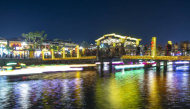 Hoi An, Vietnam - 17 Nisan 2024: Thu Bon Nehri 'nin Nightscape' i ve Hoi 'deki eski binalar UNESCO Dünya Mirası Bölgesi