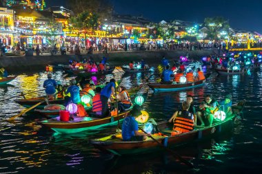 Hoi An, Vietnam - 17 Nisan 2024: Thu Bon Nehri 'nin Nightscape' i ve Hoi 'deki eski binalar UNESCO Dünya Mirası Bölgesi