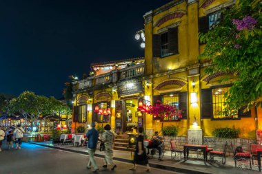 Hoi An, Vietnam - 17 Nisan 2024: Old Town Hoi An 'daki işlek caddenin gece manzarası. Hoi An, karışık kültür ve mimarisi ile ünlü Dünya Kültür Mirası sitesidir..