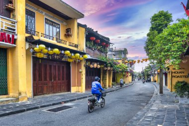 Hoi An, Vietnam - 16 Nisan 2024: Trajik, süslü ipek fenerlerin olduğu manzara sabahı, inanılmaz geleneksel sarı evler. Tarihi eski Hoi An kasabası 1999 yılından bu yana UNESCO 'nun Dünya Mirası Alanında yer alıyor.. 