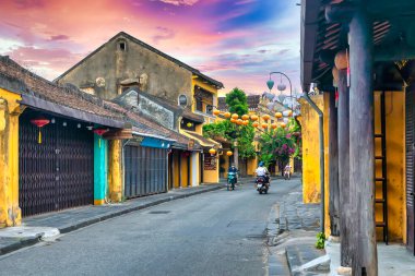 Hoi An, Vietnam - 16 Nisan 2024: Trajik, süslü ipek fenerlerin olduğu manzara sabahı, inanılmaz geleneksel sarı evler. Tarihi eski Hoi An kasabası 1999 yılından bu yana UNESCO 'nun Dünya Mirası Alanında yer alıyor.. 