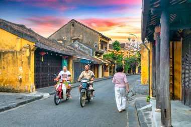 Hoi An, Vietnam - 16 Nisan 2024: Trajik, süslü ipek fenerlerin olduğu manzara sabahı, inanılmaz geleneksel sarı evler. Tarihi eski Hoi An kasabası 1999 yılından bu yana UNESCO 'nun Dünya Mirası Alanında yer alıyor.. 