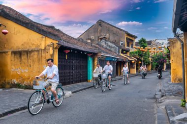 Hoi An, Vietnam - 16 Nisan 2024: Trajik, süslü ipek fenerlerin olduğu manzara sabahı, inanılmaz geleneksel sarı evler. Tarihi eski Hoi An kasabası 1999 yılından bu yana UNESCO 'nun Dünya Mirası Alanında yer alıyor.. 
