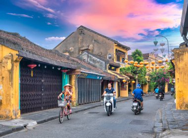 Hoi An, Vietnam - 16 Nisan 2024: Trajik, süslü ipek fenerlerin olduğu manzara sabahı, inanılmaz geleneksel sarı evler. Tarihi eski Hoi An kasabası 1999 yılından bu yana UNESCO 'nun Dünya Mirası Alanında yer alıyor.. 