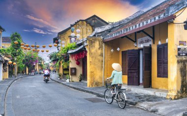 Hoi An, Vietnam - 16 Nisan 2024: Trajik, süslü ipek fenerlerin olduğu manzara sabahı, inanılmaz geleneksel sarı evler. Tarihi eski Hoi An kasabası 1999 yılından bu yana UNESCO 'nun Dünya Mirası Alanında yer alıyor.. 