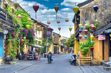 Hoi An, Vietnam - 16 Nisan 2024: Trajik, süslü ipek fenerlerin olduğu manzara sabahı, inanılmaz geleneksel sarı evler. Tarihi eski Hoi An kasabası 1999 yılından bu yana UNESCO 'nun Dünya Mirası Alanında yer alıyor.. 