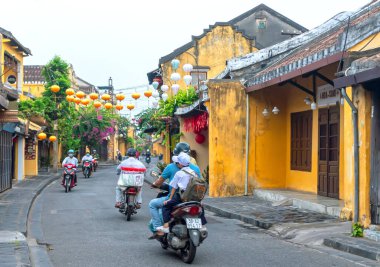 Hoi An, Vietnam - 16 Nisan 2024: Trajik, süslü ipek fenerlerin olduğu manzara sabahı, inanılmaz geleneksel sarı evler. Tarihi eski Hoi An kasabası 1999 yılından bu yana UNESCO 'nun Dünya Mirası Alanında yer alıyor.. 