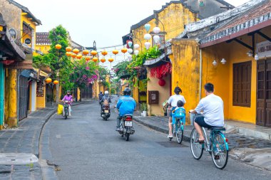 Hoi An, Vietnam - 16 Nisan 2024: Trajik, süslü ipek fenerlerin olduğu manzara sabahı, inanılmaz geleneksel sarı evler. Tarihi eski Hoi An kasabası 1999 yılından bu yana UNESCO 'nun Dünya Mirası Alanında yer alıyor.. 