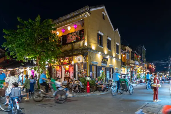 Hoi An, Vietnam - 17 Nisan 2024: Old Town Hoi An 'daki işlek caddenin gece manzarası. Hoi An, karışık kültür ve mimarisi ile ünlü Dünya Kültür Mirası sitesidir..