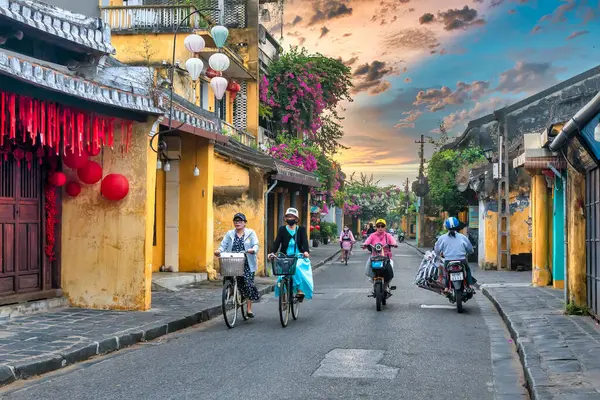 Hoi An, Vietnam - 16 Nisan 2024: Trajik, süslü ipek fenerlerin olduğu manzara sabahı, inanılmaz geleneksel sarı evler. Tarihi eski Hoi An kasabası 1999 yılından bu yana UNESCO 'nun Dünya Mirası Alanında yer alıyor.. 