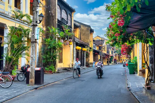 Hoi An, Vietnam - 16 Nisan 2024: Trajik, süslü ipek fenerlerin olduğu manzara sabahı, inanılmaz geleneksel sarı evler. Tarihi eski Hoi An kasabası 1999 yılından bu yana UNESCO 'nun Dünya Mirası Alanında yer alıyor.. 