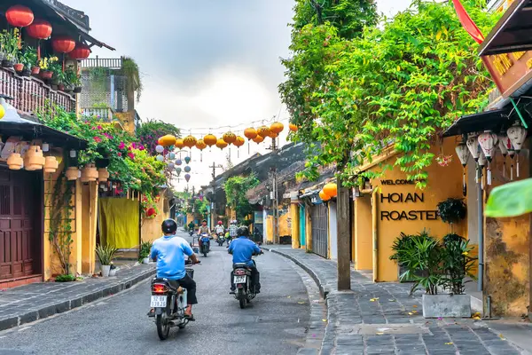 Hoi An, Vietnam - 16 Nisan 2024: Trajik, süslü ipek fenerlerin olduğu manzara sabahı, inanılmaz geleneksel sarı evler. Tarihi eski Hoi An kasabası 1999 yılından bu yana UNESCO 'nun Dünya Mirası Alanında yer alıyor.. 