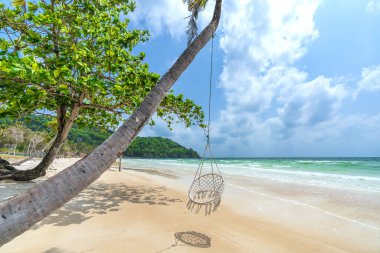 Vietnam 'ın Phu Quoc adasındaki güzel Sao kumlu sahilinde tropikal palmiyeli deniz burnu.
