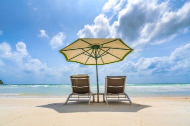 Phu Quoc Adası, Vietnam 'da tropikal palmiyelerin altında güneşli yataklar. Kumsalın gülümsemesi