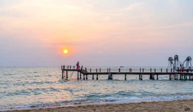 Phu Quoc, Vietnam - 14 Mart 2024: Günbatımı Phu Quoc plajı.