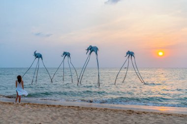 Phu Quoc, Vietnam - 14 Mart 2024: Günbatımı Phu Quoc plajı.
