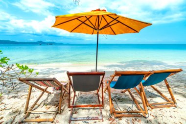 Phu Quoc Adası, Vietnam 'da tropikal palmiyelerin altında güneşli yataklar. Kumsalın gülümsemesi