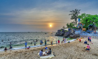 Phu Quoc, Vietnam - 20 Nisan 2024: Vietnam 'ın Phu Quoc adasındaki Dinh Cau tapınağını ve deniz fenerini ziyaret eden turistler