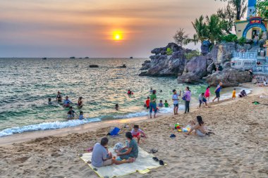 Phu Quoc, Vietnam - 20 Nisan 2024: Vietnam 'ın Phu Quoc adasındaki Dinh Cau tapınağını ve deniz fenerini ziyaret eden turistler