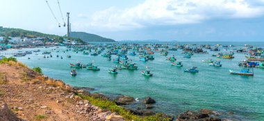 Phu Quoc, Vietnam - 21 Nisan 2024: Vietnam, Phu Quoc Adası 'ndaki An Thoi limanında bulunan ahşap balıkçı teknesinin teleferiğinden hava görüntüsü.