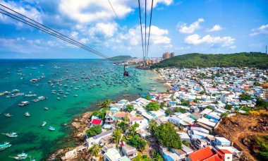 Phu Quoc, Vietnam - 21 Nisan 2024: Vietnam, Phu Quoc Adası 'ndaki An Thoi limanında bulunan ahşap balıkçı teknesinin teleferiğinden hava görüntüsü.