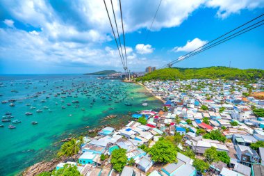 Phu Quoc, Vietnam - 21 Nisan 2024: Vietnam, Phu Quoc Adası 'ndaki An Thoi limanında bulunan ahşap balıkçı teknesinin teleferiğinden hava görüntüsü.