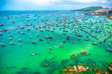 Phu Quoc, Vietnam - 21 Nisan 2024: Vietnam, Phu Quoc Adası 'ndaki An Thoi limanında bulunan ahşap balıkçı teknesinin teleferiğinden hava görüntüsü.