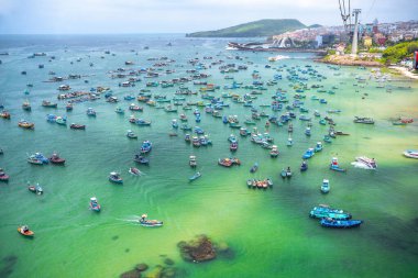 Phu Quoc, Vietnam - 21 Nisan 2024: Vietnam, Phu Quoc Adası 'ndaki An Thoi limanında bulunan ahşap balıkçı teknesinin teleferiğinden hava görüntüsü.