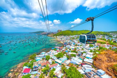 Phu Quoc, Vietnam - 21 Nisan 2024: Dünyanın en uzun teleferik yolculuğuna bakış, Phu Quoc Adası, Vietnam. Aşağıda tropikal adalar ve teknelerle deniz manzarası var..