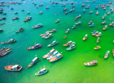 Phu Quoc Adası, Vietnam 'daki Thoi Limanı' nda tahta balıkçı teknesinin havadan görünüşü.