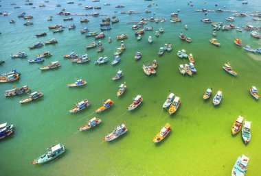 Phu Quoc Adası, Vietnam 'daki Thoi Limanı' nda tahta balıkçı teknesinin havadan görünüşü.