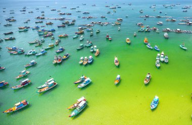 Phu Quoc Adası, Vietnam 'daki Thoi Limanı' nda tahta balıkçı teknesinin havadan görünüşü.