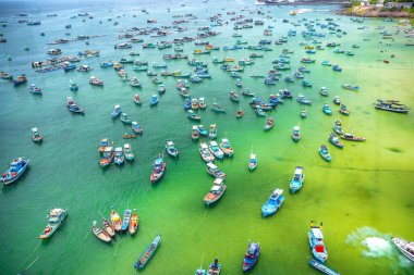 Phu Quoc Adası, Vietnam 'daki Thoi Limanı' nda tahta balıkçı teknesinin havadan görünüşü.